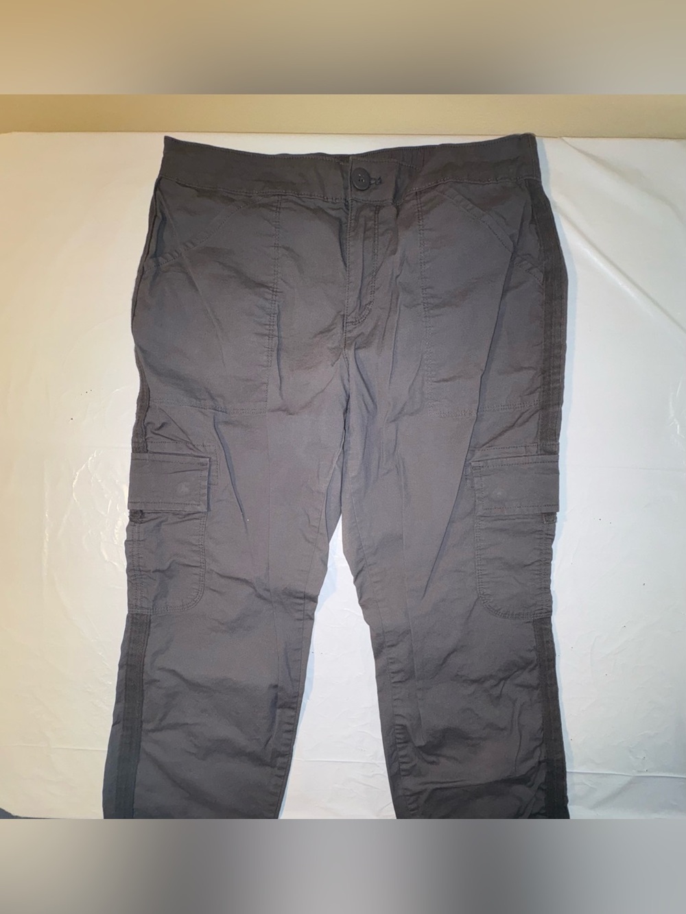 NWT Cargo Capris, 6 Pockets, Low Mid-Rise, Zip/Button Closure, Adjustable Hems - Picture 2 of 11